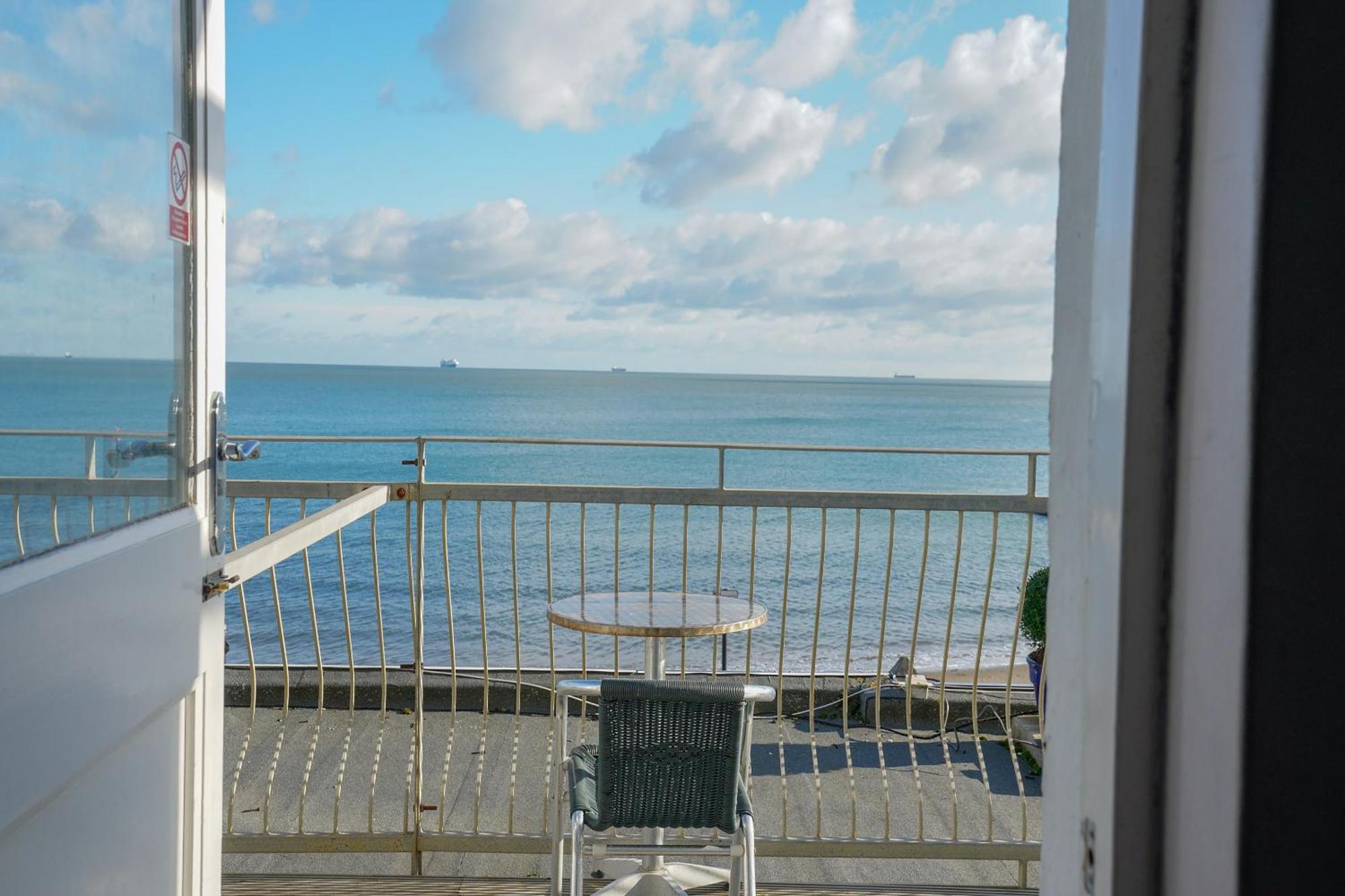 Oyo Shanklin Beach Hotel Екстер'єр фото